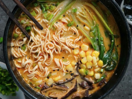 Préparer une soupe ramen épicé au miso 100% vegan