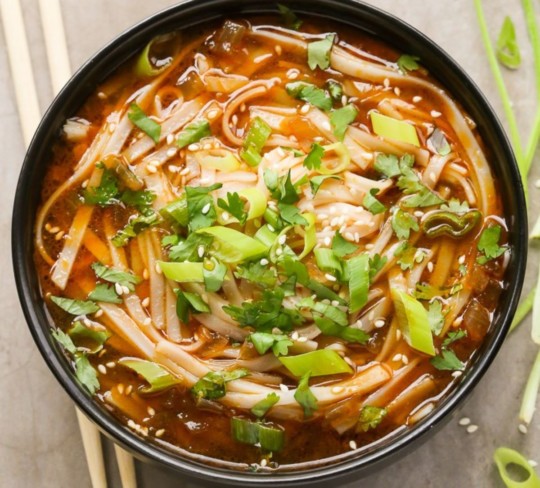 Comment préparer une soupe de nouilles asiatiques épicée