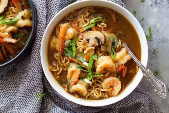 La soupe ramen aux crevettes: Savoureuse et réconfortante!