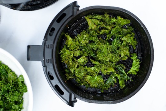 Chips de kale à la friteuse à air chaud; pour une alternative santé!