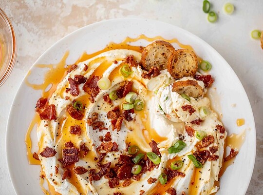 Recette d'entrée de chèvre fouetté au miel et bacon