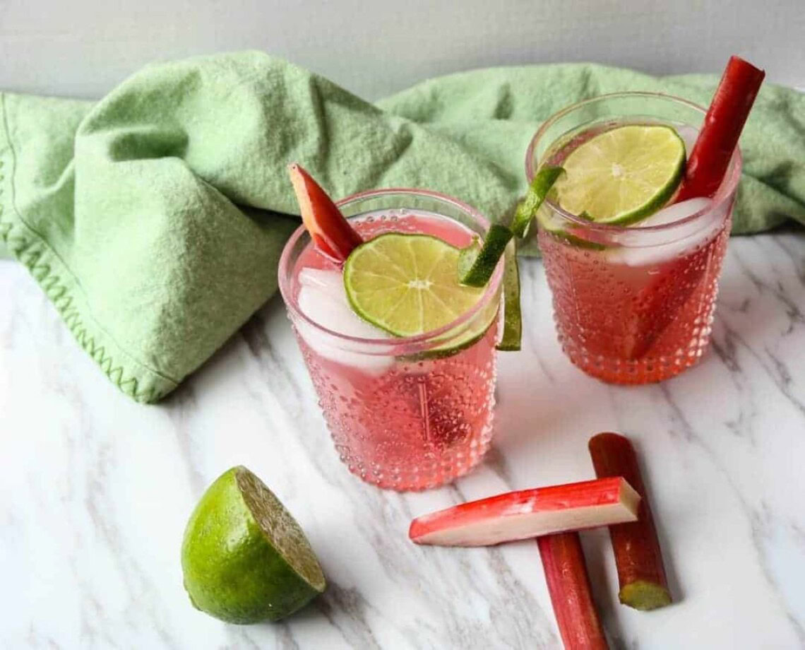 Gin tonic à la rhubarbe : un cocktail rafraîchissant et unique