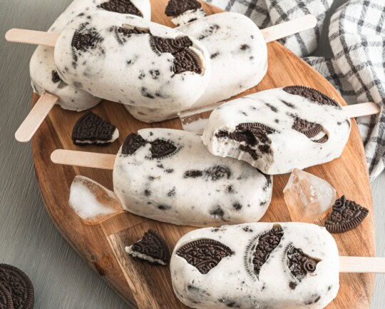 Popsicles aux biscuits Oreo.. pour un dessert rafraîchissant!