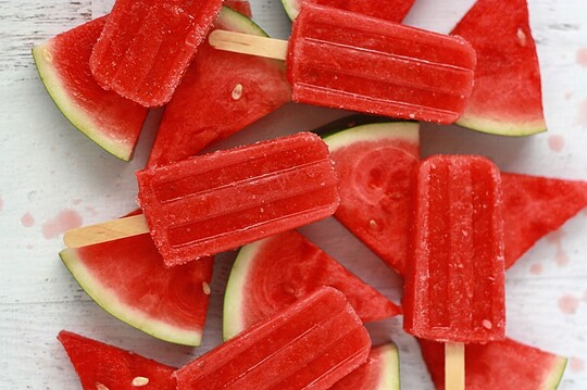 Recette facile et rafraîchissante de popsicle fraises et melon d'eau