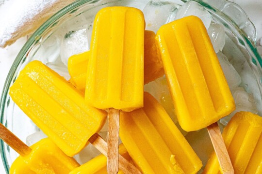 Des popsicles à la mangue, pour un rafraîchissement exotique!