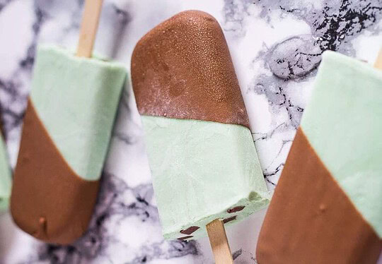 Recette délicieuse de popsicle yogourt, menthe et chocolat