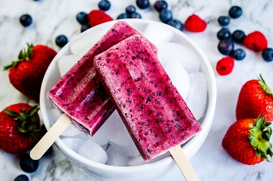 Une recette santé de popsicles aux baies