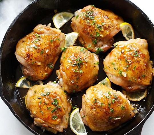La recette de cuisse de poulet au beurre, ail et miel dans la casserole!