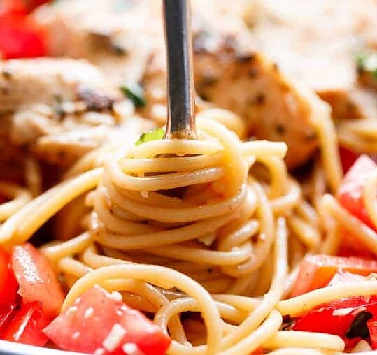 Recette facile de pâtes au poulet avec une sauce bruschetta