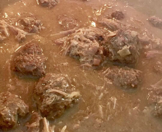 La délicieuse recette traditionnelle de ragoût de boulettes et de pattes de cochons!