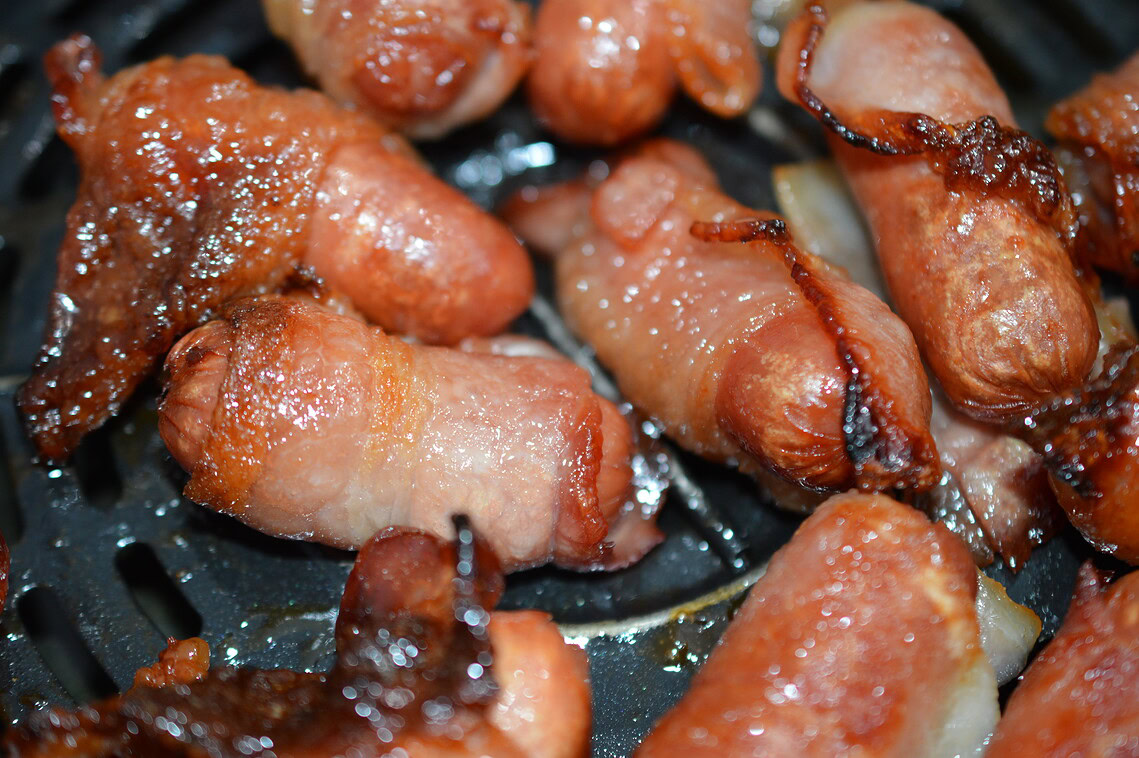Saucisses enrobées de bacon : Parfaite à la friteuse à air chaud!