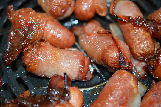 Saucisses enrobées de bacon : Parfaite à la friteuse à air chaud!
